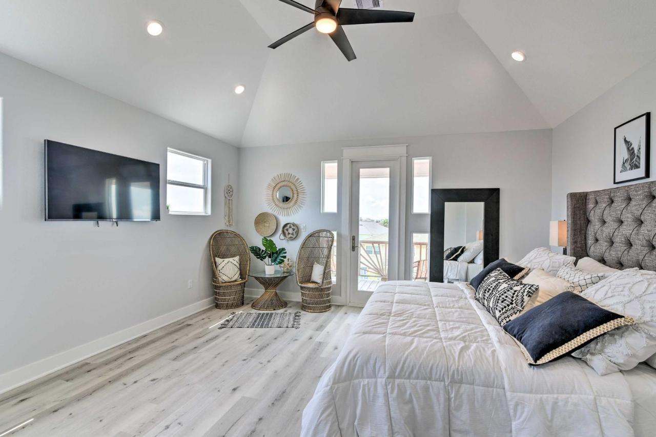 Chic Crystal Beach Escape With Deck - Walk To Beach! Bolivar Peninsula Kültér fotó