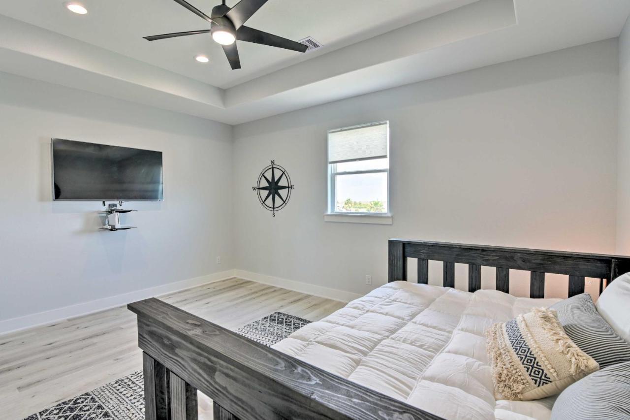 Chic Crystal Beach Escape With Deck - Walk To Beach! Bolivar Peninsula Kültér fotó